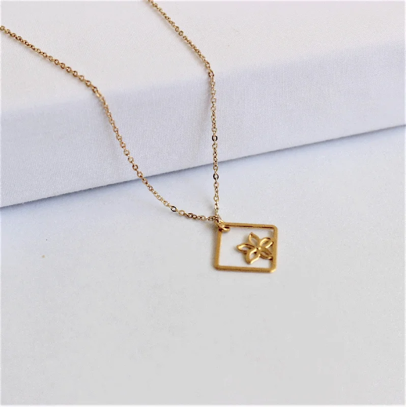 Diamond and Pearl Necklace-Square Flower Necklace